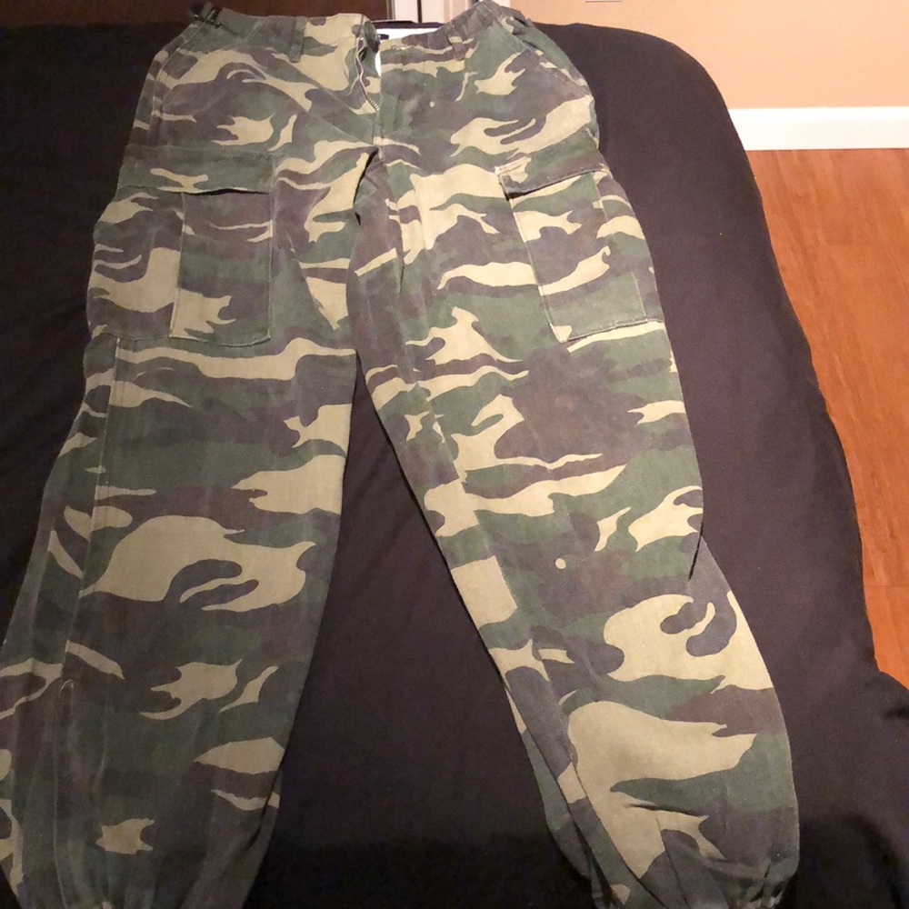 brand new oversized camo pants (size small)